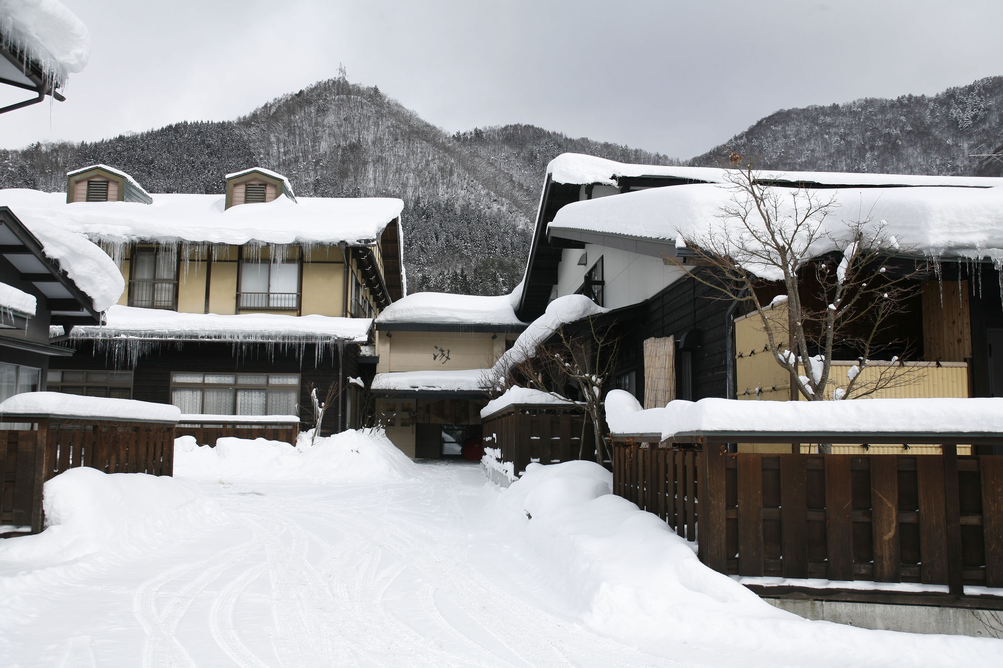 Ryokan Kutsuroginoya Yuu Такаяма Екстер'єр фото