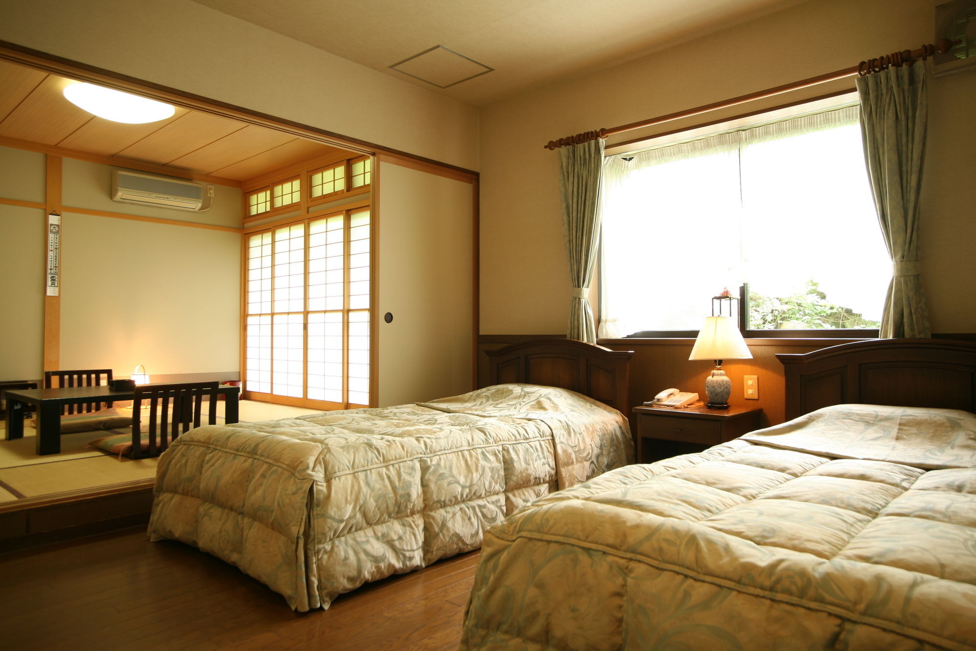 Ryokan Kutsuroginoya Yuu Такаяма Екстер'єр фото